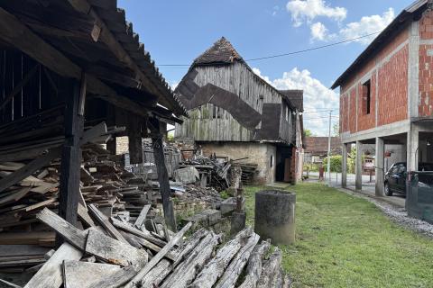 Sisak, Sela - Autohtona kuća s gospodarskom zgradom
