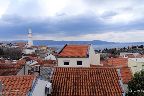Novi Vinodolski, kuća s 4 sobe i unutarnjim dvorištem