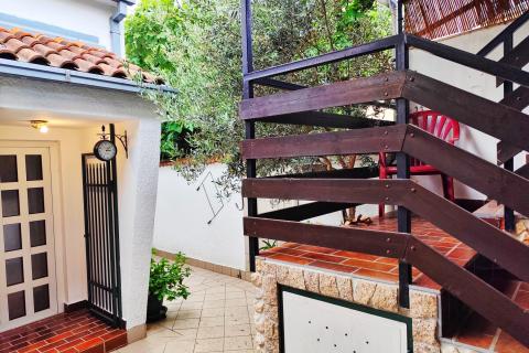 Novi Vinodolski, kuća s 4 sobe i unutarnjim dvorištem