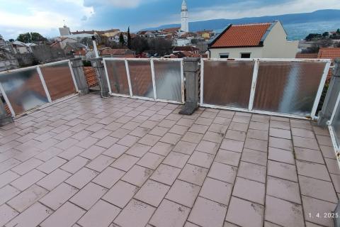 Novi Vinodolski, kuća s 4 sobe i unutarnjim dvorištem