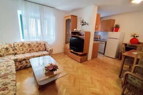 Novi Vinodolski, kuća s 4 sobe i unutarnjim dvorištem