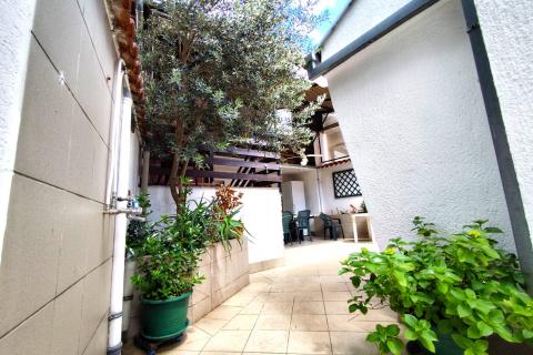 Novi Vinodolski, kuća s 4 sobe i unutarnjim dvorištem