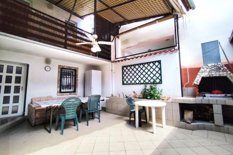 Novi Vinodolski, kuća s 4 sobe i unutarnjim dvorištem