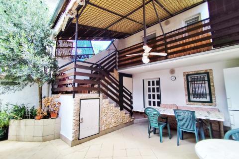 Novi Vinodolski, kuća s 4 sobe i unutarnjim dvorištem