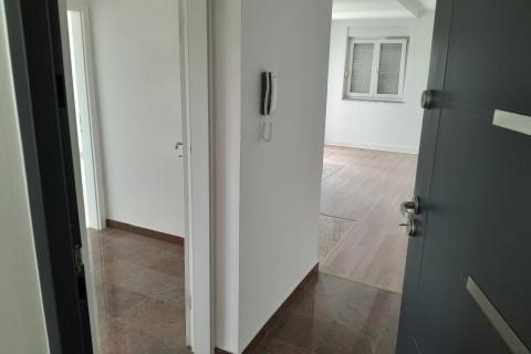 Istra,Valbandon,dvosoban stan sa zatvorenom verandom