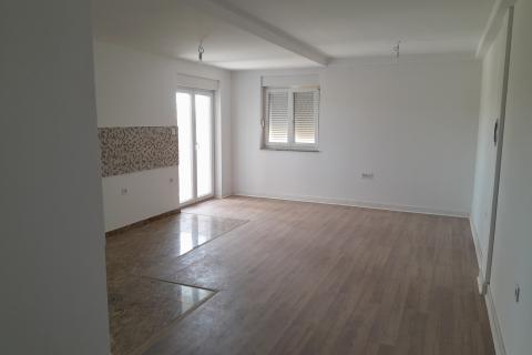 Istra,Valbandon,dvosoban stan sa zatvorenom verandom