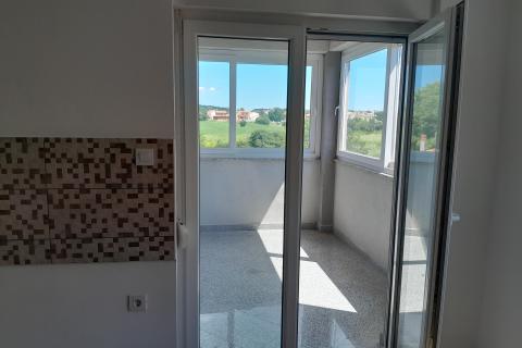 Istra,Valbandon,dvosoban stan sa zatvorenom verandom