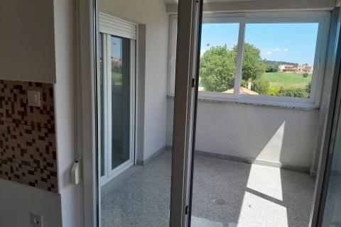 Istra,Valbandon,dvosoban stan sa zatvorenom verandom