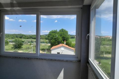 Istra,Valbandon,dvosoban stan sa zatvorenom verandom