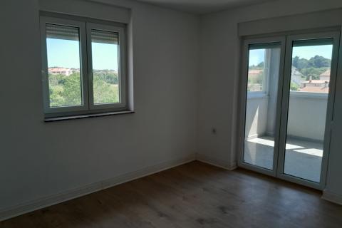 Istra,Valbandon,dvosoban stan sa zatvorenom verandom