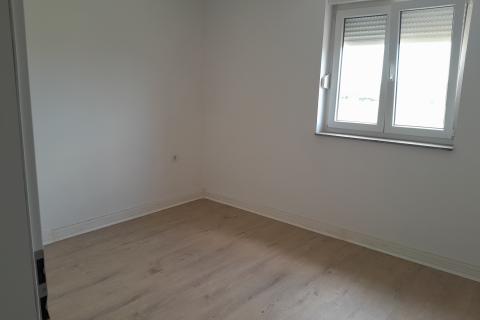 Istra,Valbandon,dvosoban stan sa zatvorenom verandom