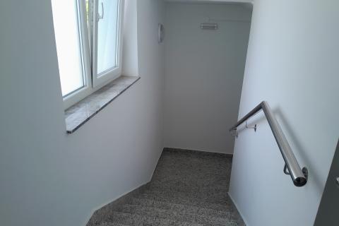 Istra,Valbandon,dvosoban stan sa zatvorenom verandom