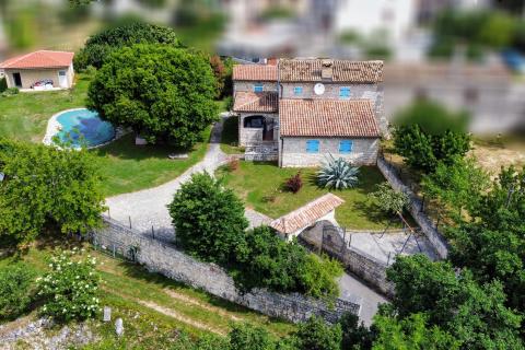 Istra - Kanfanar - kamena vila s bazenom i depandansom, mir i privatnost na osami