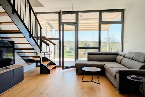 Rovinj - moderan dvoetažni 3-sobni stan s vrtom i garažom