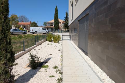 Rovinj - moderan dvoetažni 3-sobni stan s vrtom i garažom