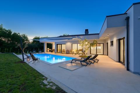 Istra, Rovinj - Moderna kuća s bazenom na osami 