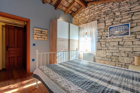 Istra - Kanfanar - kamena vila s bazenom i depandansom, mir i privatnost na osami