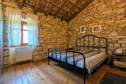 Istra - Kanfanar - kamena vila s bazenom i depandansom, mir i privatnost na osami