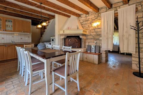 Istra - Kanfanar - kamena vila s bazenom i depandansom, mir i privatnost na osami