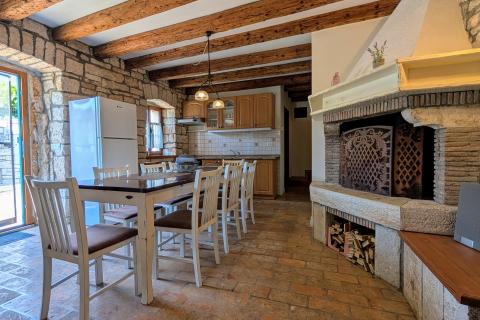 Istra - Kanfanar - kamena vila s bazenom i depandansom, mir i privatnost na osami