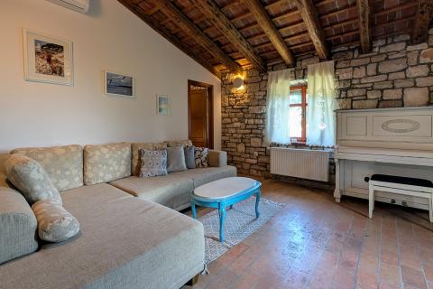 Istra - Kanfanar - kamena vila s bazenom i depandansom, mir i privatnost na osami