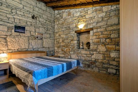 Istra - Kanfanar - kamena vila s bazenom i depandansom, mir i privatnost na osami