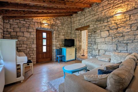 Istra - Kanfanar - kamena vila s bazenom i depandansom, mir i privatnost na osami