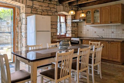 Istra - Kanfanar - kamena vila s bazenom i depandansom, mir i privatnost na osami