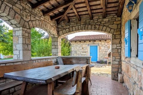 Istra - Kanfanar - kamena vila s bazenom i depandansom, mir i privatnost na osami