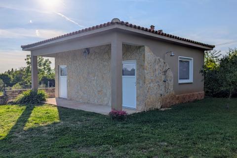 Istra - Kanfanar - kamena vila s bazenom i depandansom, mir i privatnost na osami