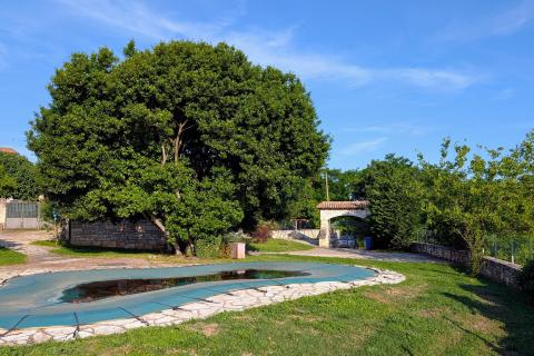 Istra - Kanfanar - kamena vila s bazenom i depandansom, mir i privatnost na osami