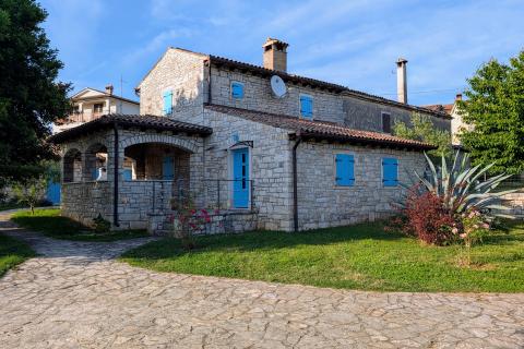 Istra - Kanfanar - kamena vila s bazenom i depandansom, mir i privatnost na osami