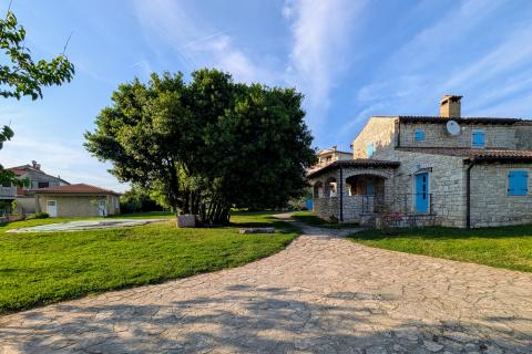 Istra - Kanfanar - kamena vila s bazenom i depandansom, mir i privatnost na osami