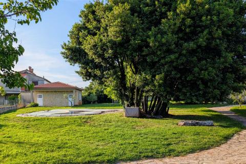 Istra - Kanfanar - kamena vila s bazenom i depandansom, mir i privatnost na osami