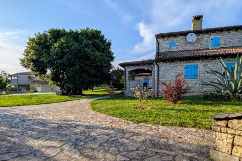 Istra - Kanfanar - kamena vila s bazenom i depandansom, mir i privatnost na osami