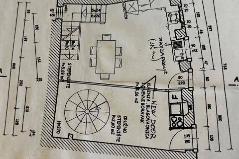 Istra,Rovinj,uređena kuća-150m2- u centru sa dvorištem-40m2- blizu mora