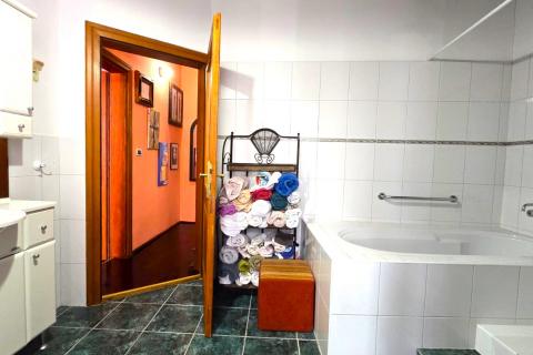 Istra,Rovinj,uređena kuća-150m2- u centru sa dvorištem-40m2- blizu mora