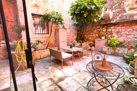 Istra,Rovinj,uređena kuća-150m2- u centru sa dvorištem-40m2- blizu mora