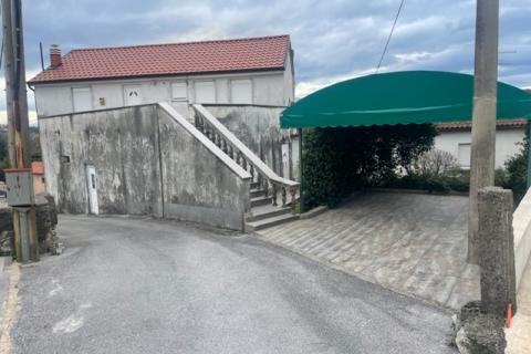 MATULJI, Dvojna kuća s pogledom na more - veliki potencijal!