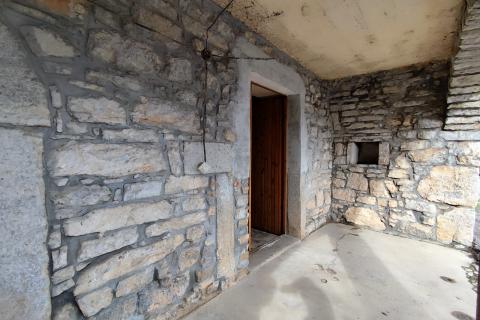 MATULJI, Dvojna kuća s pogledom na more - veliki potencijal!