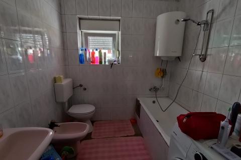 MATULJI, Dvojna kuća s pogledom na more - veliki potencijal!