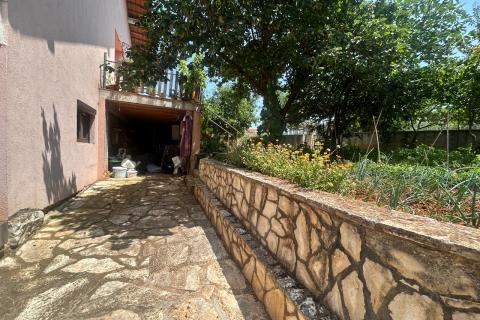 Poreč, okolica, prizemlje kuće sa dvorištem 