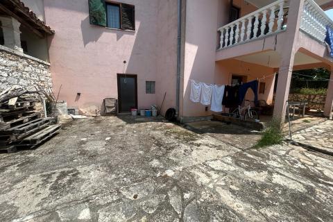 Poreč, okolica, prizemlje kuće sa dvorištem 