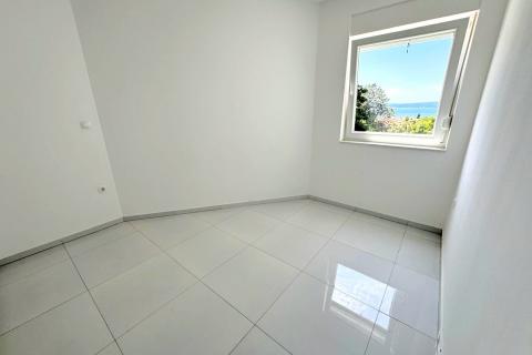 Crikvenica- stan u prizemlju sa parkingom i pogledom na more