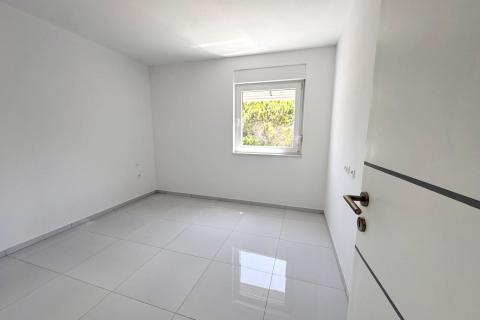 Crikvenica- stan u prizemlju sa parkingom i pogledom na more