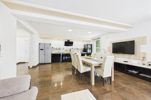 Istra, Svetvinčenat- kuća s bazenom