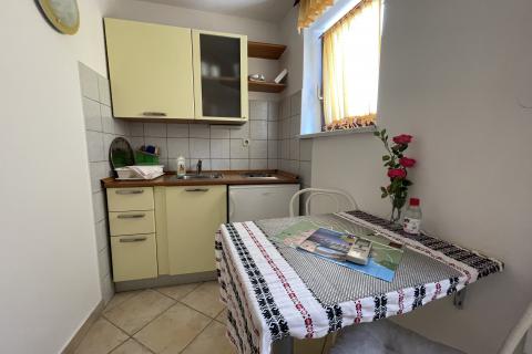 KRK GRAD ,stambena zgrada sa 7 studio-apartmana,50 m od mora