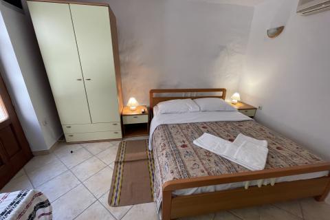 KRK GRAD ,stambena zgrada sa 7 studio-apartmana,50 m od mora