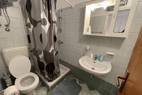 KRK GRAD ,stambena zgrada sa 7 studio-apartmana,50 m od mora