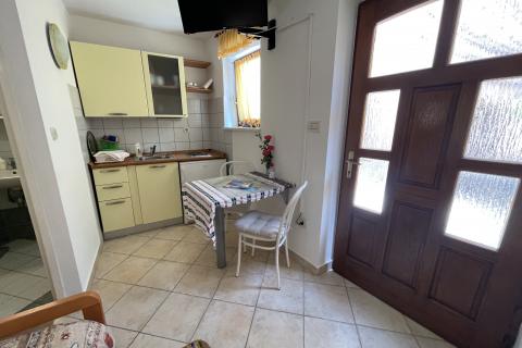 KRK GRAD ,stambena zgrada sa 7 studio-apartmana,50 m od mora